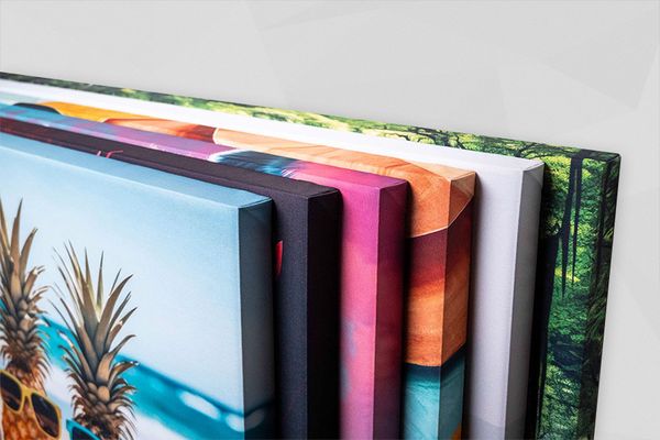 Anschnitt von Akustikplatten bedruckt mit bunten Bildern