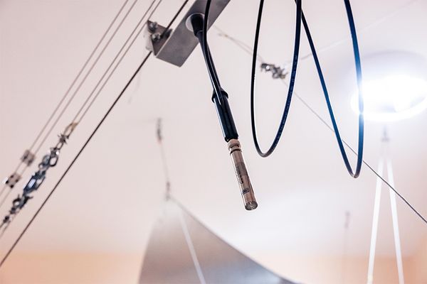 hängendes Messmikrofon innerhalb eines Hallraums